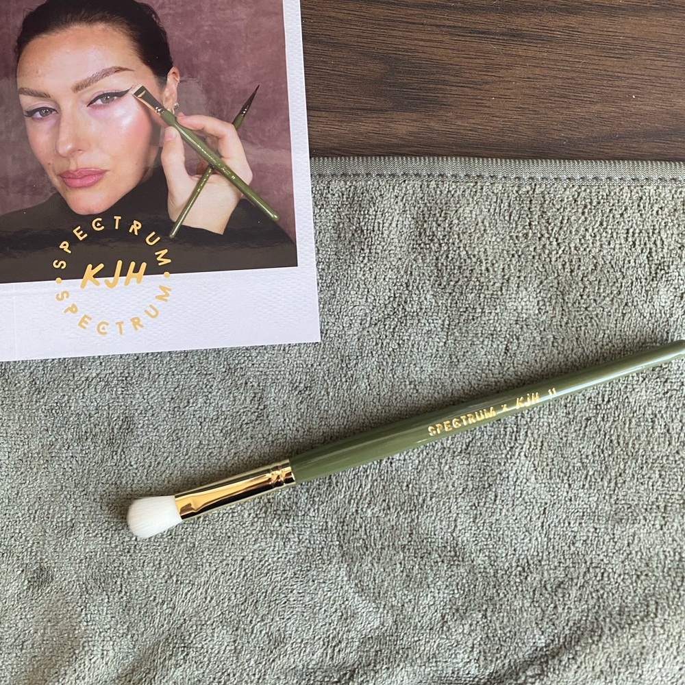 Katie Jane Hughes x Spectrum Brush 11